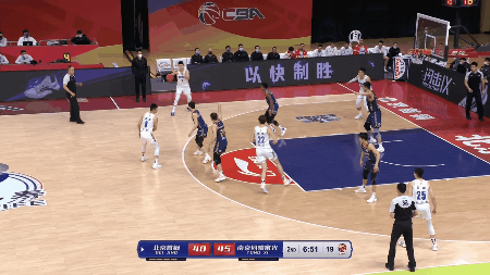 北京首钢豪取连胜，领先优势明显