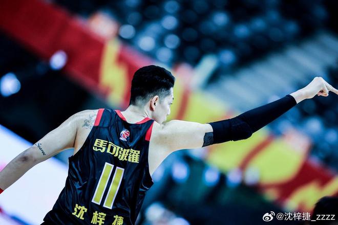 深圳男篮全队奋力防守，取得胜利