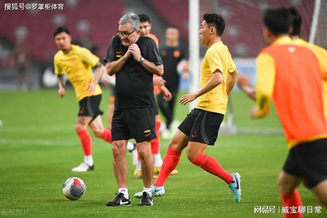 球队抵达客场备战引发对决终章